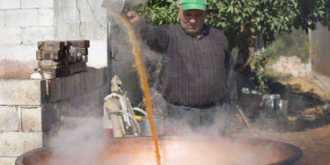 Bağlardan toplanıp, imece usulü sıkılıyor! Kazan kazan kaynıyor, litresi 500 liraya satılıyor 5